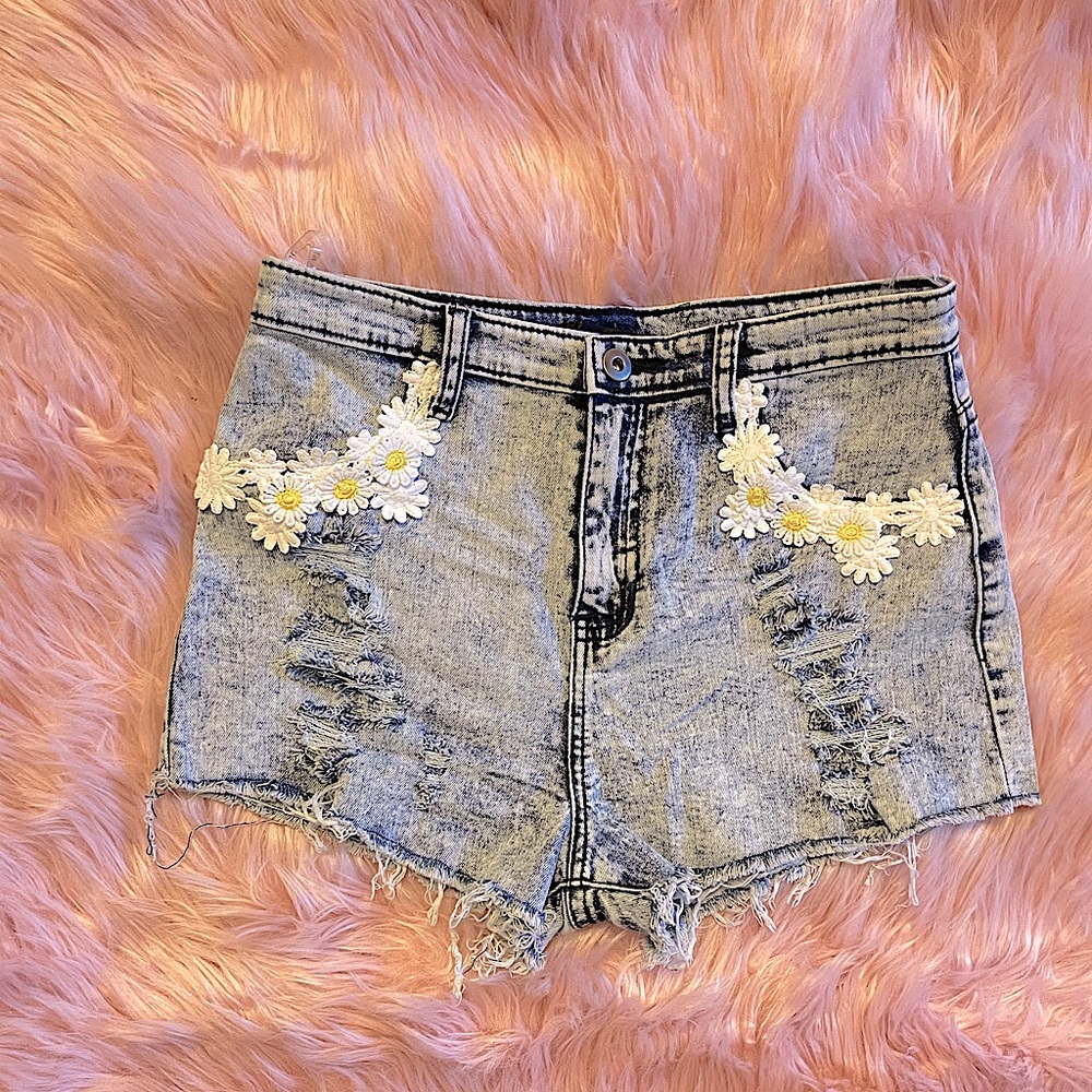 Hot & Delicious Daisy Dukes 🌼 Short Shorts 🔥🤩💙